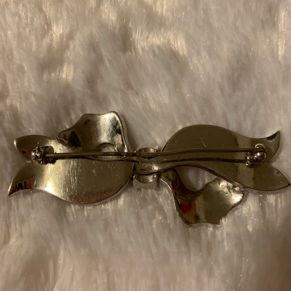 Cute Bow Brooch - Picture 2 of 3